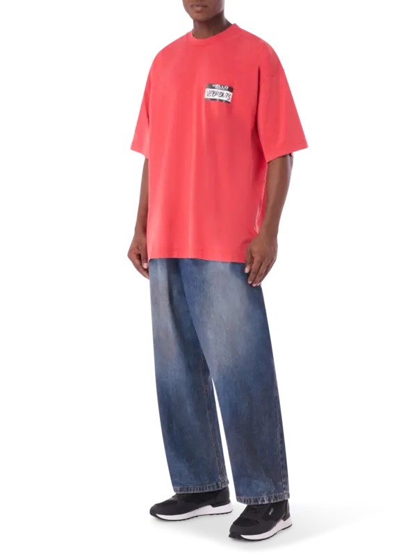 تيشرت مزين بعبارة "Hello My Name Is Vetments"