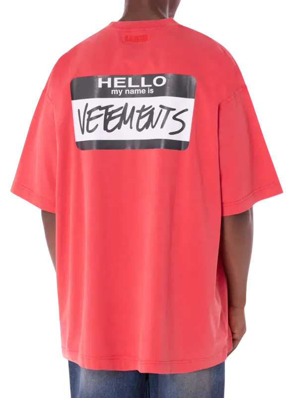 تيشرت مزين بعبارة "Hello My Name Is Vetments"