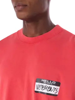 تيشرت مزين بعبارة "Hello My Name Is Vetments"