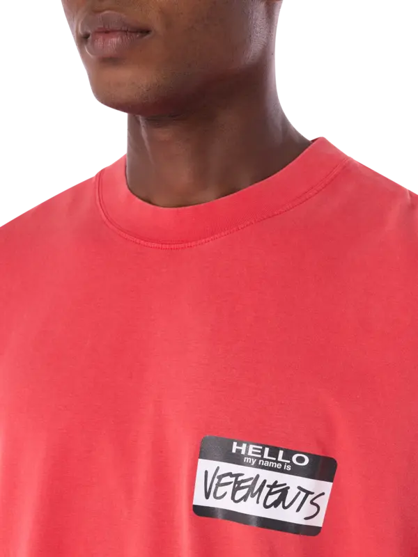 تيشرت مزين بعبارة "Hello My Name Is Vetments"