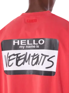 تيشرت مزين بعبارة "Hello My Name Is Vetments"