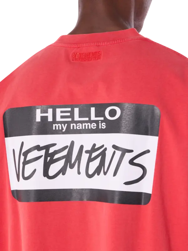 تيشرت مزين بعبارة "Hello My Name Is Vetments"