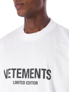 تيشرت بطبعة شعار وعبارة "Limited Edition"