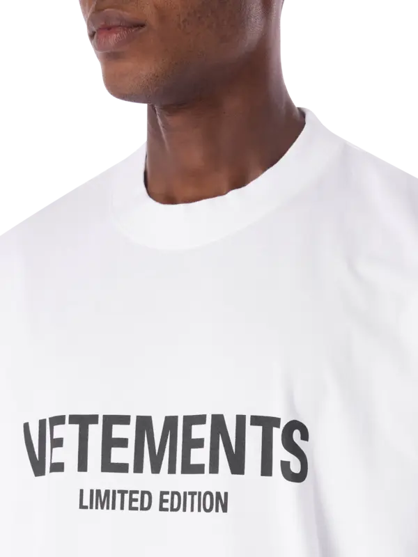تيشرت بطبعة شعار وعبارة "Limited Edition"