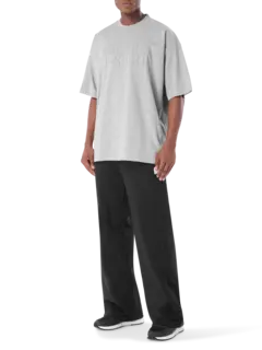 تيشرت إيلوجن مزين بشعار