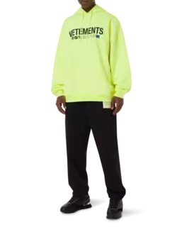 هودي مزين بشعار العلامة التجارية