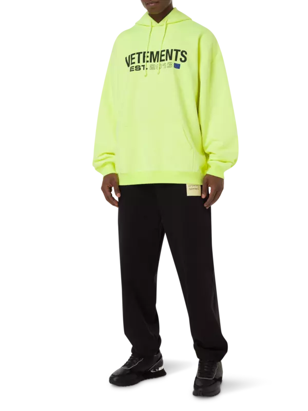 هودي مزين بشعار العلامة التجارية