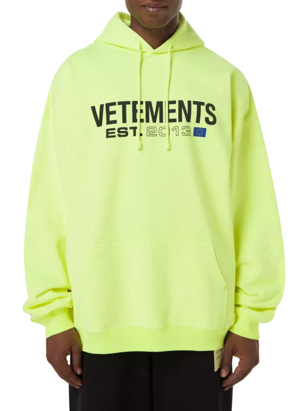 هودي مزين بشعار العلامة التجارية