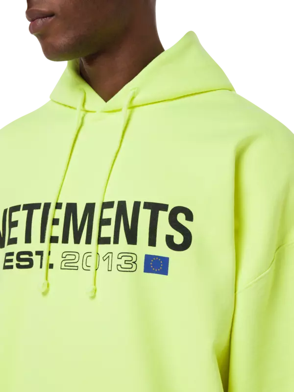 هودي مزين بشعار العلامة التجارية