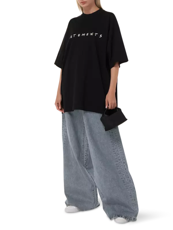 تيشيرت فريندلي مزين بشعار