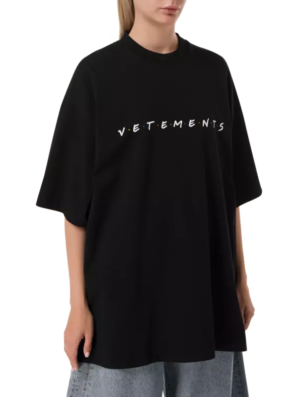 تيشيرت فريندلي مزين بشعار