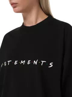 تيشيرت فريندلي مزين بشعار