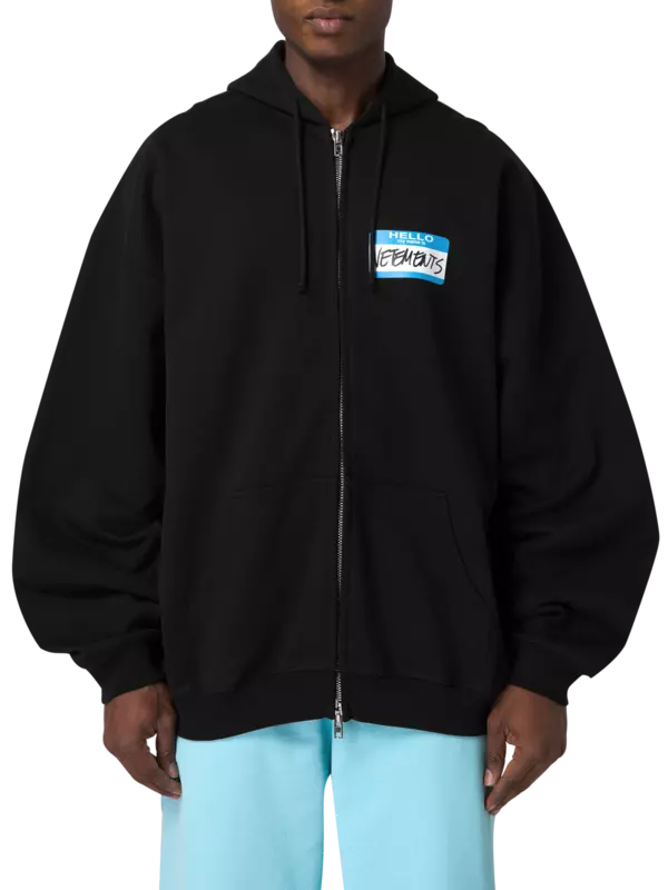 هودي بسحاب مطبوع بعبارة "My Name Is Vetements"