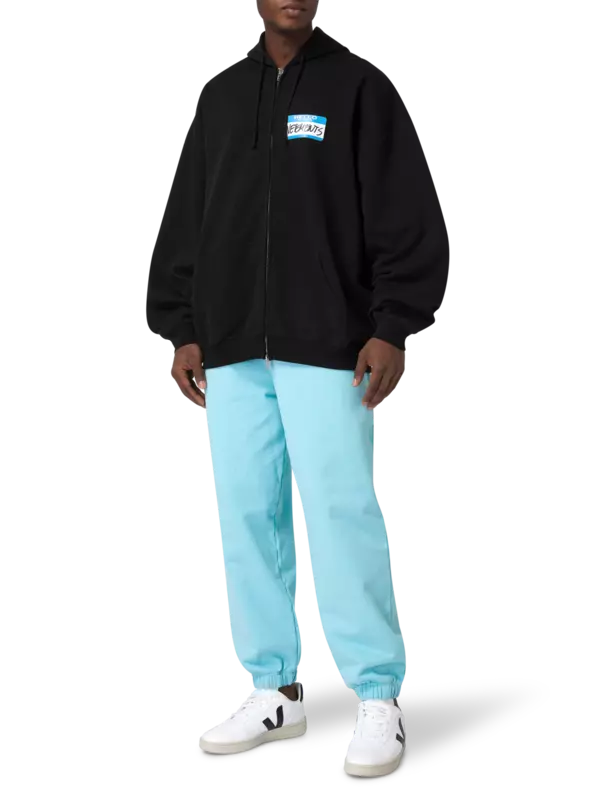 هودي بسحاب مطبوع بعبارة "My Name Is Vetements"