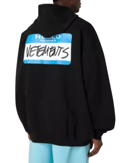 هودي بسحاب مطبوع بعبارة "My Name Is Vetements"