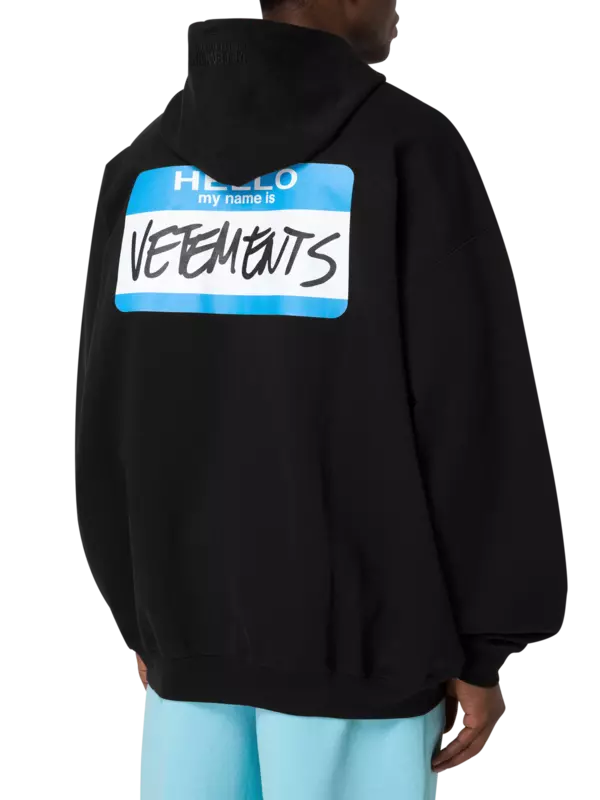 هودي بسحاب مطبوع بعبارة "My Name Is Vetements"