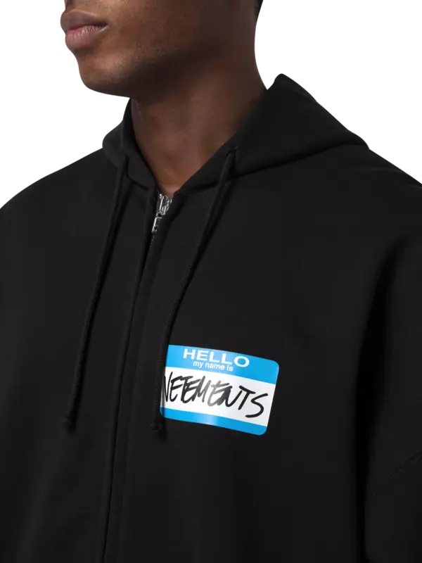 هودي بسحاب مطبوع بعبارة "My Name Is Vetements"