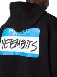 هودي بسحاب مطبوع بعبارة "My Name Is Vetements"