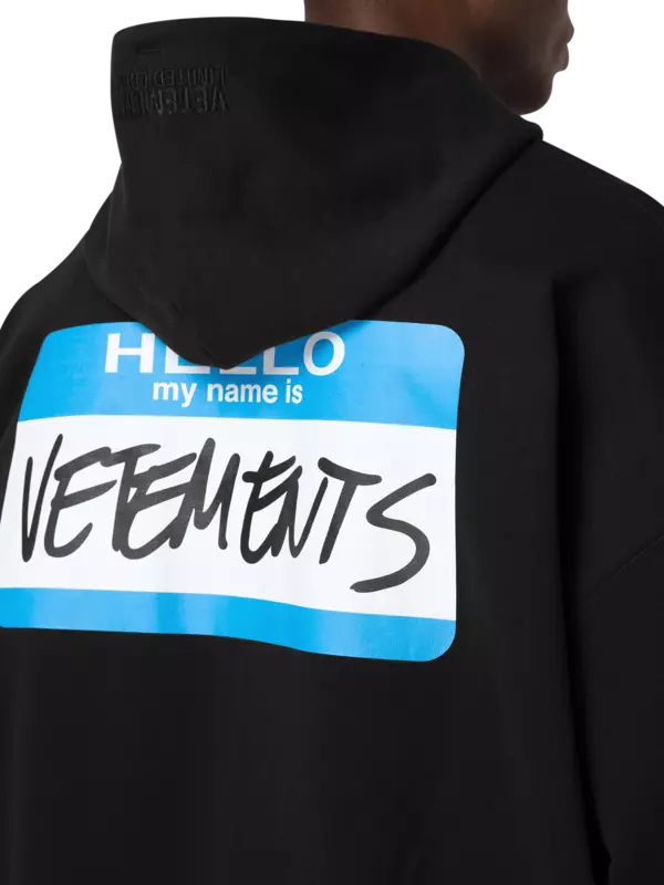 هودي بسحاب مطبوع بعبارة "My Name Is Vetements"