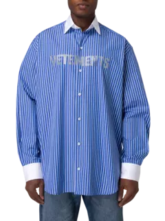 قميص بأكمام طويلة مزين بشعار من الكريستال