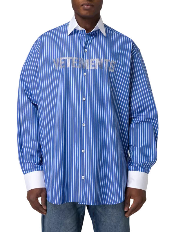 قميص بأكمام طويلة مزين بشعار من الكريستال