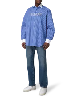 قميص بأكمام طويلة مزين بشعار من الكريستال