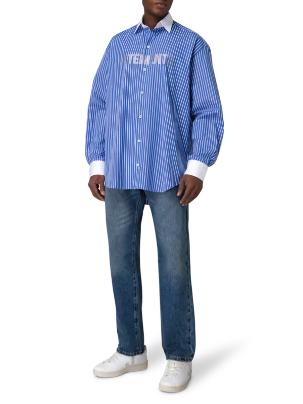 قميص بأكمام طويلة مزين بشعار من الكريستال