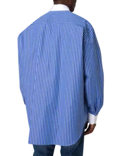 قميص بأكمام طويلة مزين بشعار من الكريستال