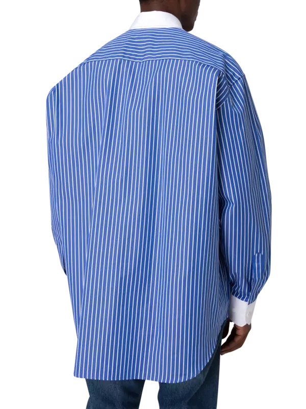 قميص بأكمام طويلة مزين بشعار من الكريستال