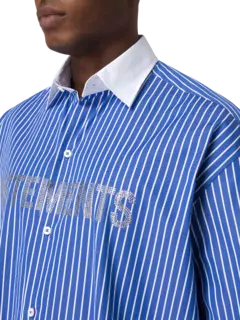 قميص بأكمام طويلة مزين بشعار من الكريستال