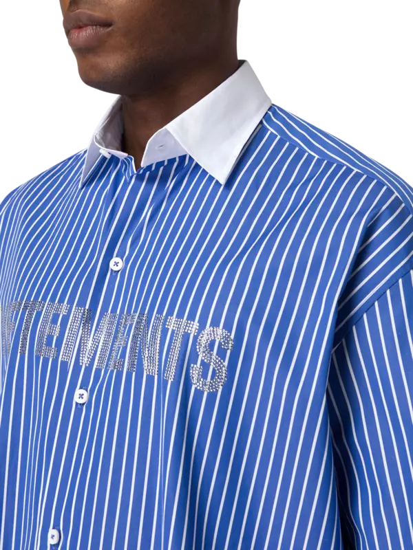 قميص بأكمام طويلة مزين بشعار من الكريستال