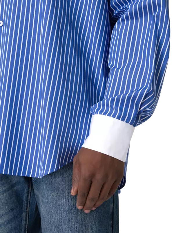 قميص بأكمام طويلة مزين بشعار من الكريستال