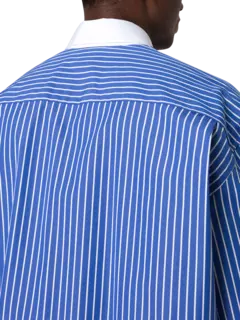 قميص بأكمام طويلة مزين بشعار من الكريستال