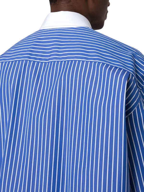 قميص بأكمام طويلة مزين بشعار من الكريستال