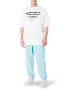 تيشيرت مزين بشعار هرم