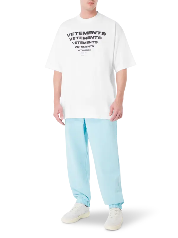 تيشيرت مزين بشعار هرم