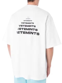 تيشيرت مزين بشعار هرم