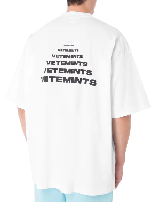 تيشيرت مزين بشعار هرم