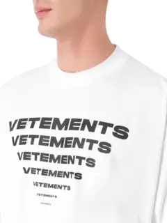 تيشيرت مزين بشعار هرم