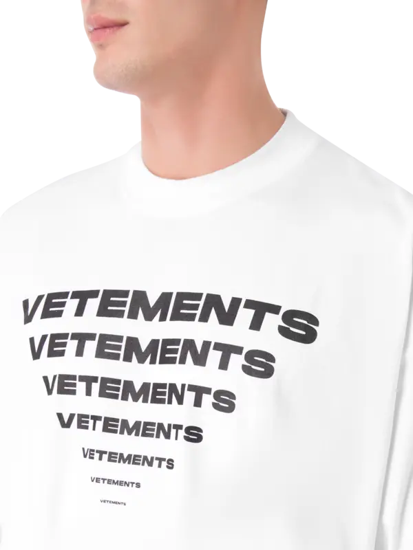 تيشيرت مزين بشعار هرم