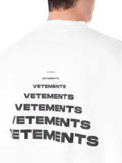 تيشيرت مزين بشعار هرم