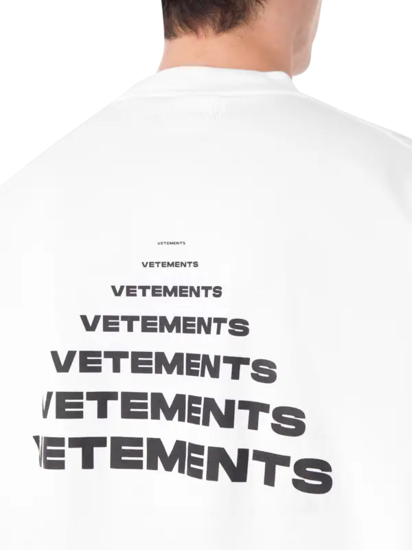 تيشيرت مزين بشعار هرم