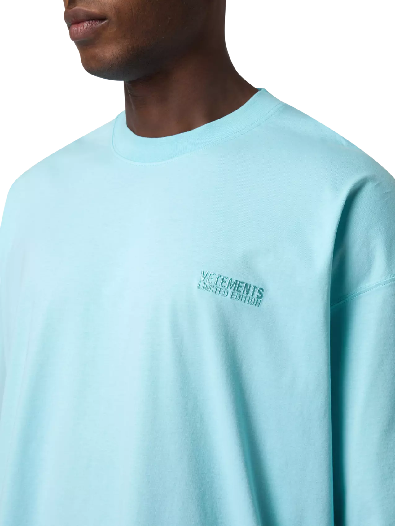 Tシャツ・カットソー VETEMENTS SS25 Logo embroidery shirt (UA66SH510L LIGHTBLUE) Vetements Embroidered Logo T-Shirt | THAT