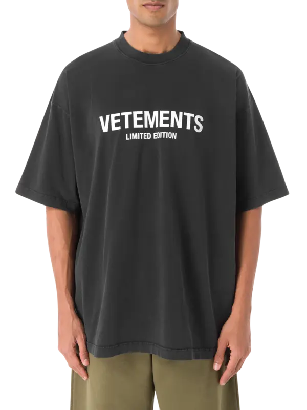 تيشيرت بطبعة شعار بإصدار محدود