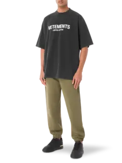 تيشيرت بطبعة شعار بإصدار محدود