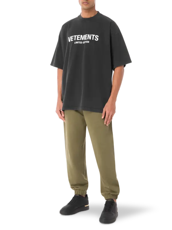 تيشيرت بطبعة شعار بإصدار محدود