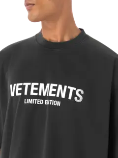 تيشيرت بطبعة شعار بإصدار محدود