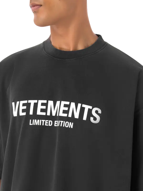 تيشيرت بطبعة شعار بإصدار محدود