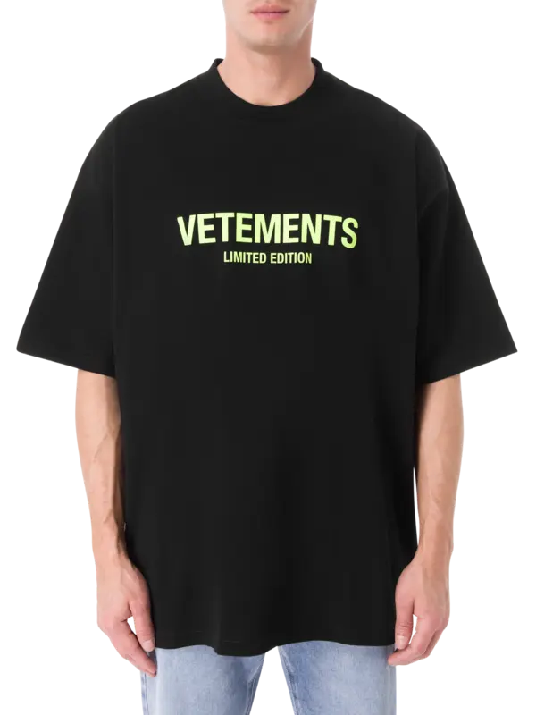 تيشيرت بطبعة شعار بإصدار محدود