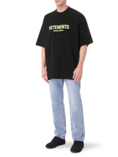 تيشيرت بطبعة شعار بإصدار محدود